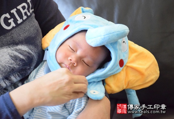 孫寶寶(台北萬華區到府嬰兒寶寶滿月剃頭理髮、免費到府嬰兒剃胎毛儀式吉祥話)。到府剃頭剃胎毛主持、專業拍照、DVD光碟、證書。★購買「臍帶章、肚臍章、胎毛筆刷印章」贈送：剃頭、收涎、抓周，三選一。2015.10.18 照片4